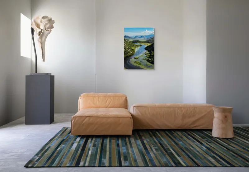 Tablou Canvas, "Vârtejul liniștit al râului verde", Peisaj, Râu, Munți, Vegetație, Cer, Natură, Albastru, Verde, Liniște, Tranquilitate, 50 x 70 cm – poza 7