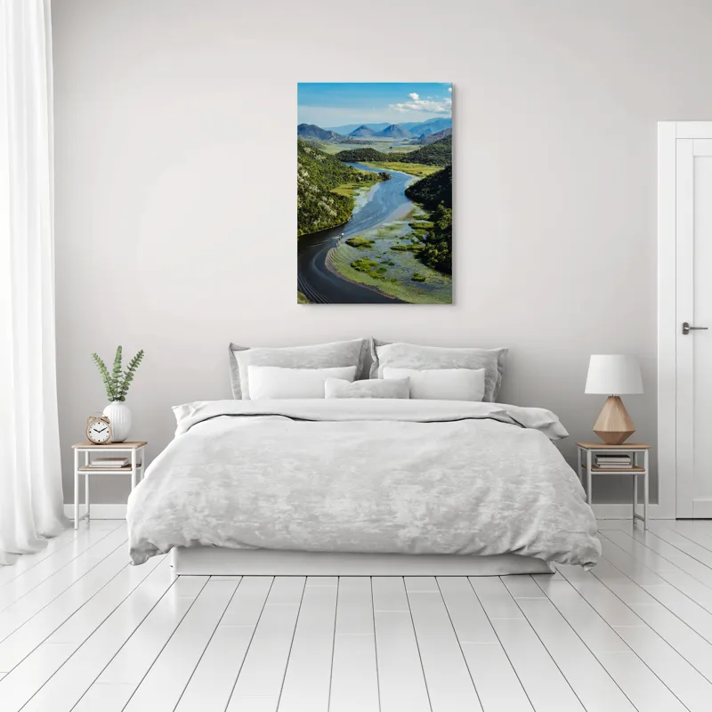 Tablou Canvas, "Vârtejul liniștit al râului verde", Peisaj, Râu, Munți, Vegetație, Cer, Natură, Albastru, Verde, Liniște, Tranquilitate, 70 x 100 cm – poza 3