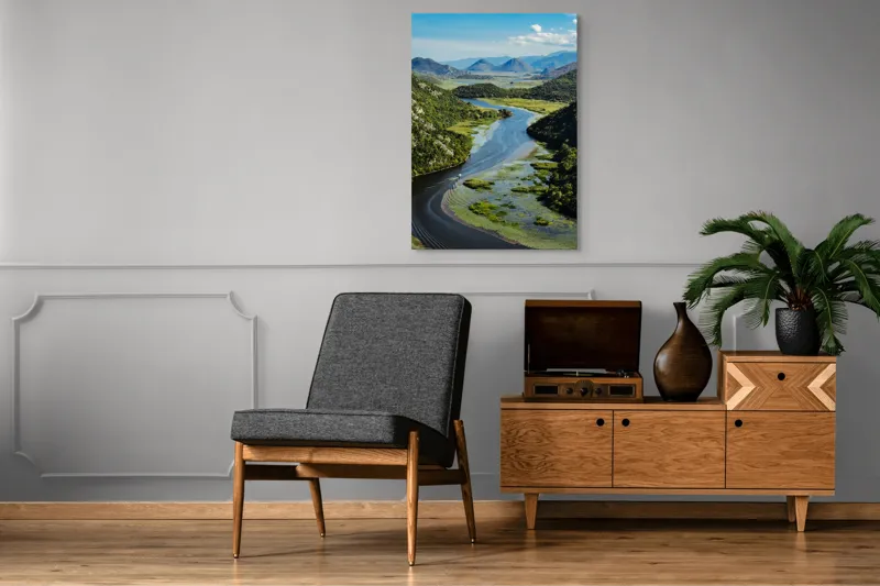 Tablou Canvas, "Vârtejul liniștit al râului verde", Peisaj, Râu, Munți, Vegetație, Cer, Natură, Albastru, Verde, Liniște, Tranquilitate, 70 x 100 cm – poza 6