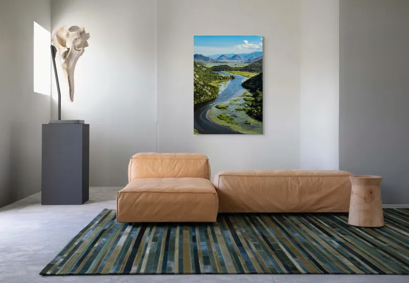 Tablou Canvas, "Vârtejul liniștit al râului verde", Peisaj, Râu, Munți, Vegetație, Cer, Natură, Albastru, Verde, Liniște, Tranquilitate, 70 x 100 cm – poza 7