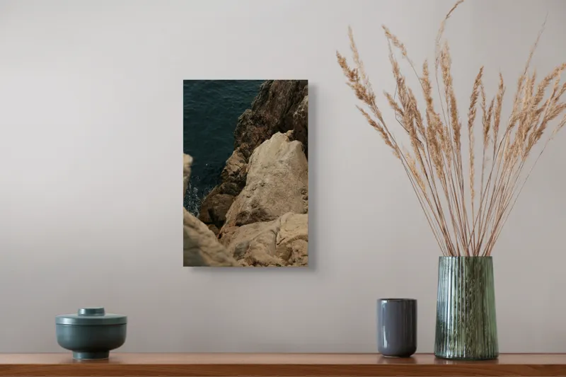 Tablou Canvas, "Pietrele șoptind în taină marii", Rocă, Mare, Valuri, Texturi, Natură, Stâncă, Apă, Sălbăticie., 26 x 39 cm – poza 5