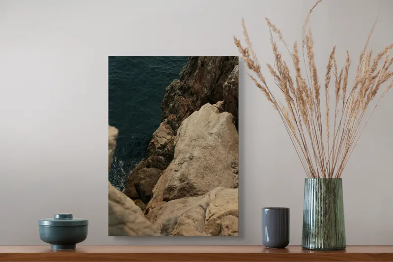 Tablou Canvas, "Pietrele șoptind în taină marii", Rocă, Mare, Valuri, Texturi, Natură, Stâncă, Apă, Sălbăticie., 39 x 54 cm – poza 3