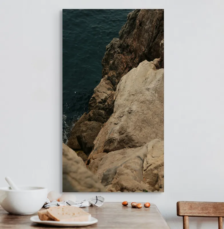 Tablou Canvas, "Pietrele șoptind în taină marii", Rocă, Mare, Valuri, Texturi, Natură, Stâncă, Apă, Sălbăticie., 50 x 90 cm – poza 3