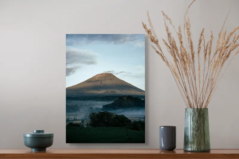 Tablou Canvas, "Muntele în lumina dimineții", Munte, Nor, Cer, Verdeață, Răsărit, Peisaj, Panorama, Tranquilitate, Natură, 39 x 54 cm – poza 3