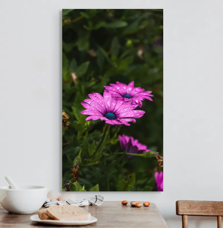 Tablou Canvas, "Flori de primăvară în rouă", Roz, Petale, Garoafe, Verde, Plante, Prospețime, Natură, Picături, Primăvară, Frunziș, Vioi, Înflorire, 50 x 90 cm – poza 3