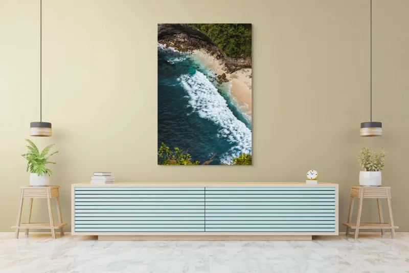 Tablou Canvas, "Valuri spumoase pe țărm stâncos", Ocean, Valuri, Plajă, Stânci, Vegetație, Albastru, Spumă, 100 x 150 cm – poza 4