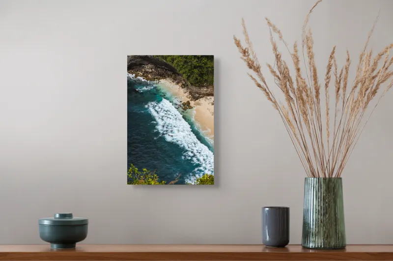 Tablou Canvas, "Valuri spumoase pe țărm stâncos", Ocean, Valuri, Plajă, Stânci, Vegetație, Albastru, Spumă, 26 x 39 cm – poza 5