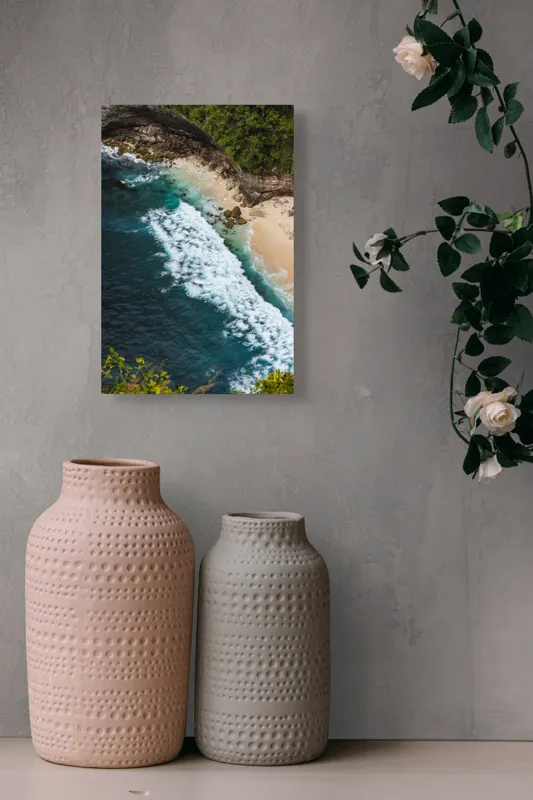 Tablou Canvas, "Valuri spumoase pe țărm stâncos", Ocean, Valuri, Plajă, Stânci, Vegetație, Albastru, Spumă, 26 x 39 cm – poza 6
