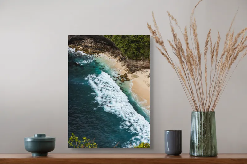 Tablou Canvas, "Valuri spumoase pe țărm stâncos", Ocean, Valuri, Plajă, Stânci, Vegetație, Albastru, Spumă, 39 x 54 cm – poza 3