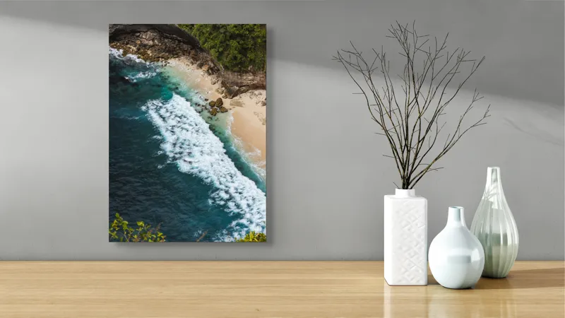 Tablou Canvas, "Valuri spumoase pe țărm stâncos", Ocean, Valuri, Plajă, Stânci, Vegetație, Albastru, Spumă, 39 x 54 cm – poza 4
