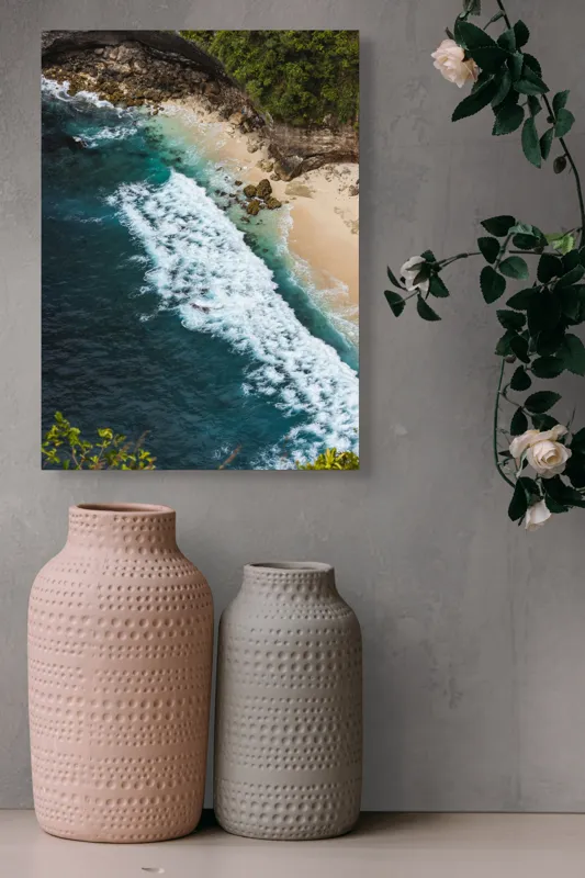 Tablou Canvas, "Valuri spumoase pe țărm stâncos", Ocean, Valuri, Plajă, Stânci, Vegetație, Albastru, Spumă, 39 x 54 cm – poza 6