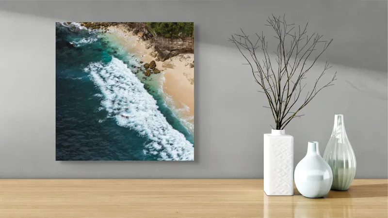 Tablou Canvas, "Valuri spumoase pe țărm stâncos", Ocean, Valuri, Plajă, Stânci, Vegetație, Albastru, Spumă, 50 x 50 cm – poza 3
