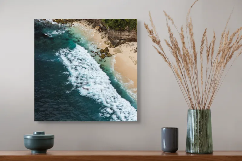 Tablou Canvas, "Valuri spumoase pe țărm stâncos", Ocean, Valuri, Plajă, Stânci, Vegetație, Albastru, Spumă, 50 x 50 cm – poza 4