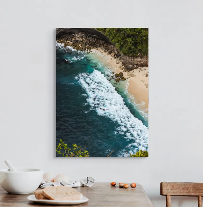 Tablou Canvas, "Valuri spumoase pe țărm stâncos", Ocean, Valuri, Plajă, Stânci, Vegetație, Albastru, Spumă, 50 x 70 cm – poza 3