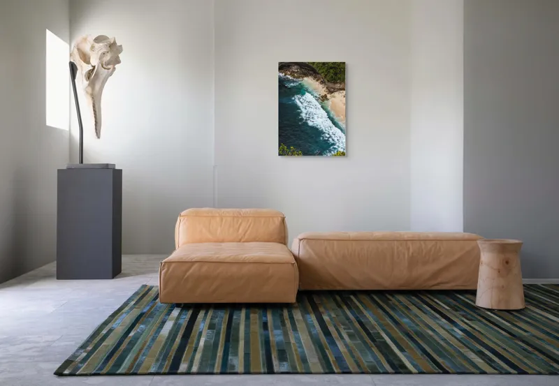 Tablou Canvas, "Valuri spumoase pe țărm stâncos", Ocean, Valuri, Plajă, Stânci, Vegetație, Albastru, Spumă, 50 x 70 cm – poza 7