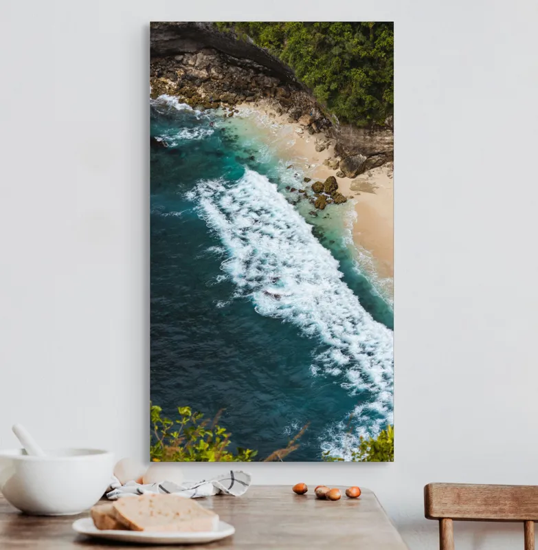 Tablou Canvas, "Valuri spumoase pe țărm stâncos", Ocean, Valuri, Plajă, Stânci, Vegetație, Albastru, Spumă, 50 x 90 cm – poza 3