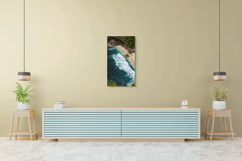 Tablou Canvas, "Valuri spumoase pe țărm stâncos", Ocean, Valuri, Plajă, Stânci, Vegetație, Albastru, Spumă, 50 x 90 cm – poza 6