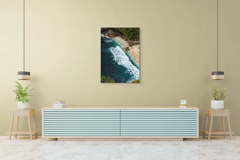 Tablou Canvas, "Valuri spumoase pe țărm stâncos", Ocean, Valuri, Plajă, Stânci, Vegetație, Albastru, Spumă, 70 x 100 cm – poza 5
