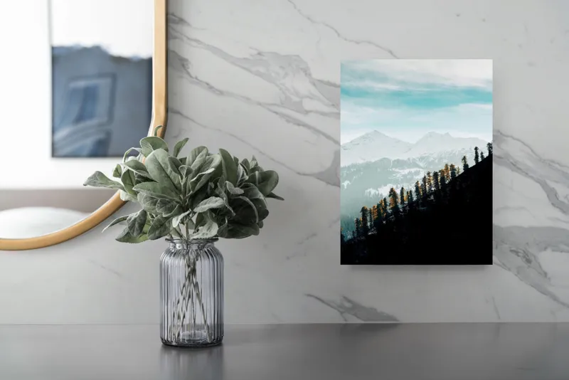Tablou Canvas, "Copaci solitari pe culmea muntelui blanc", Cer, Munte, Zăpadă, Pădure, Umbre, Copaci, Orizont, Natural, Calm, Frumusețe, 26 x 39 cm – poza 4
