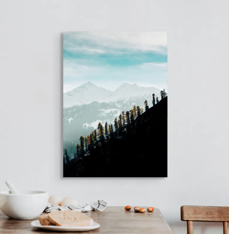 Tablou Canvas, "Copaci solitari pe culmea muntelui blanc", Cer, Munte, Zăpadă, Pădure, Umbre, Copaci, Orizont, Natural, Calm, Frumusețe, 50 x 70 cm – poza 3