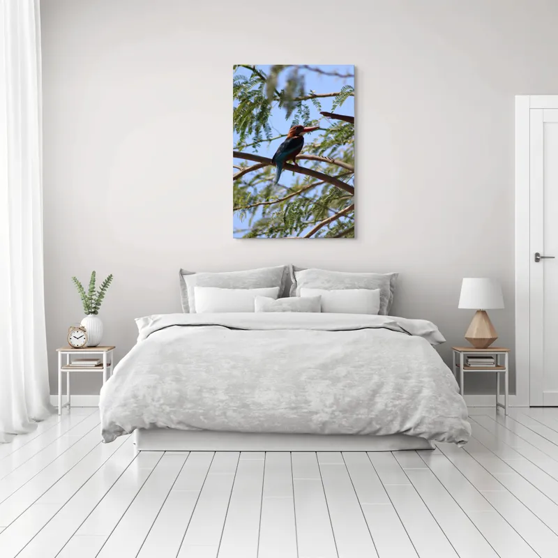 Tablou Canvas, "Regele pescar printre ramuri verzi", Pasăre, Ramură, Frunze, Cer, Natură, Pene, Zbor, Lumină, 70 x 100 cm – poza 3