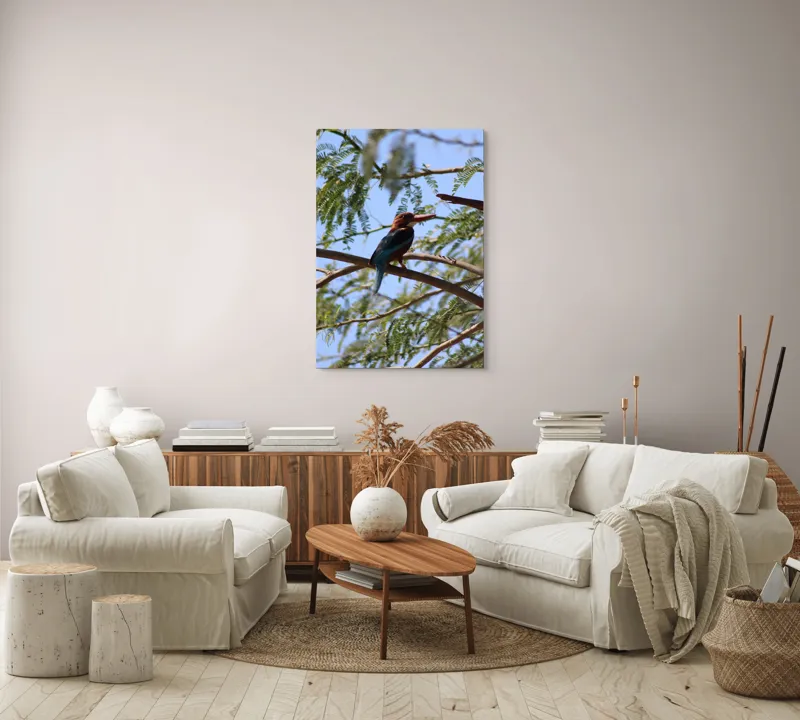 Tablou Canvas, "Regele pescar printre ramuri verzi", Pasăre, Ramură, Frunze, Cer, Natură, Pene, Zbor, Lumină, 70 x 100 cm – poza 4