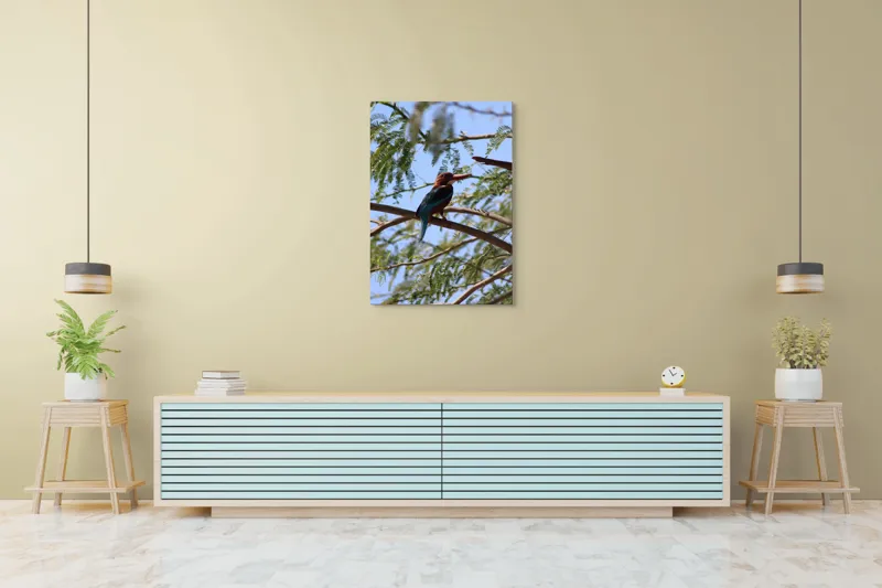 Tablou Canvas, "Regele pescar printre ramuri verzi", Pasăre, Ramură, Frunze, Cer, Natură, Pene, Zbor, Lumină, 70 x 100 cm – poza 5