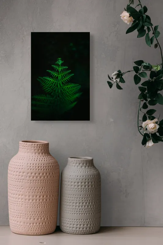 Tablou Canvas, "Frunza de ferigă în întuneric viu", Frumusețe, Simetrie, Natură, Verde, Delicatețe, Lumină, Întuneric, Contrast, Frunziș, Siluetă, 26 x 39 cm – poza 6