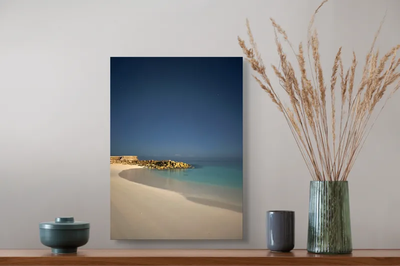 Tablou Canvas, "Liniștea mării sub cerul nocturn", Plajă, Nisip, Ocean, Cer, Stele, Liniște, Lumină, Noapte, Valuri, Stânci, 39 x 54 cm – poza 3