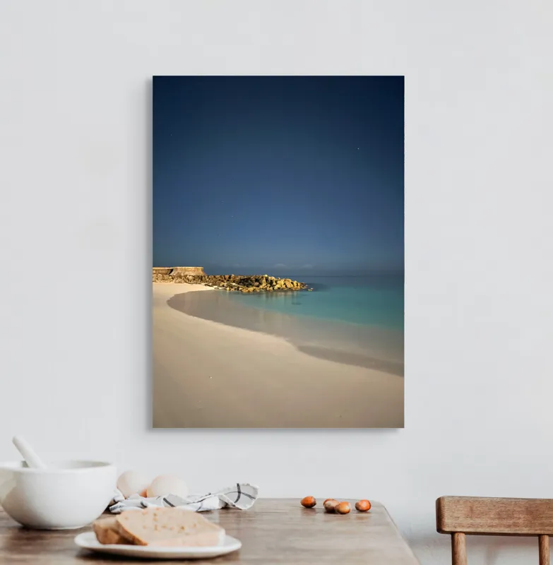 Tablou Canvas, "Liniștea mării sub cerul nocturn", Plajă, Nisip, Ocean, Cer, Stele, Liniște, Lumină, Noapte, Valuri, Stânci, 50 x 70 cm – poza 3