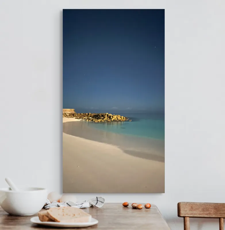 Tablou Canvas, "Liniștea mării sub cerul nocturn", Plajă, Nisip, Ocean, Cer, Stele, Liniște, Lumină, Noapte, Valuri, Stânci, 50 x 90 cm – poza 3