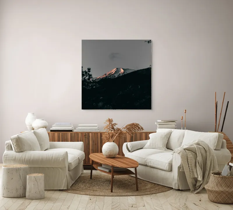 Tablou Canvas, "Lumina amurgului pe vârful muntelui", Munți, Apus, Zăpadă, Pini, Cer, Umbre, Natură, Linie Orizontului, Contrast., 100 x 100 cm – poza 3