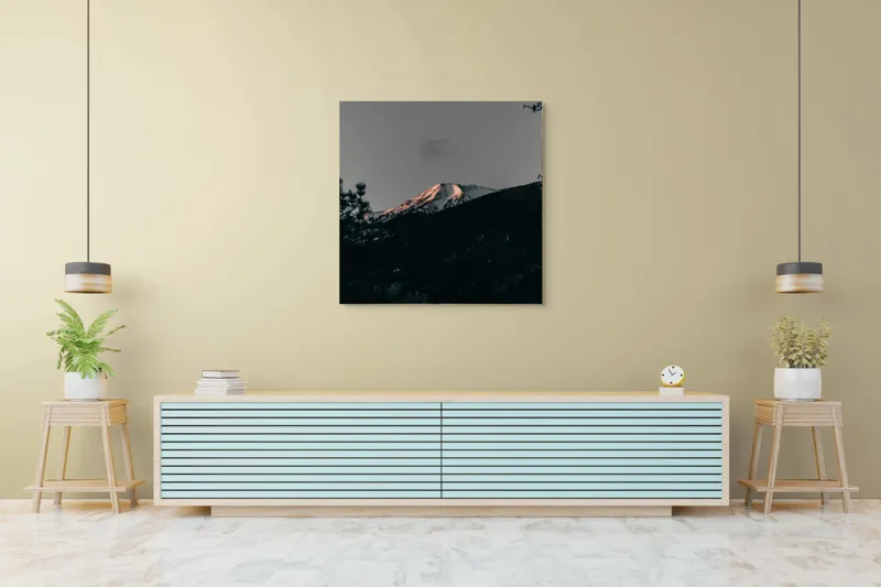 Tablou Canvas, "Lumina amurgului pe vârful muntelui", Munți, Apus, Zăpadă, Pini, Cer, Umbre, Natură, Linie Orizontului, Contrast., 100 x 100 cm – poza 5
