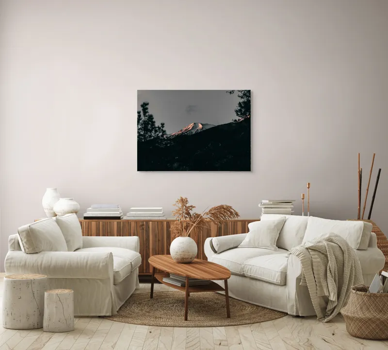 Tablou Canvas, "Lumina amurgului pe vârful muntelui", Munți, Apus, Zăpadă, Pini, Cer, Umbre, Natură, Linie Orizontului, Contrast., 100 x 70 cm – poza 3