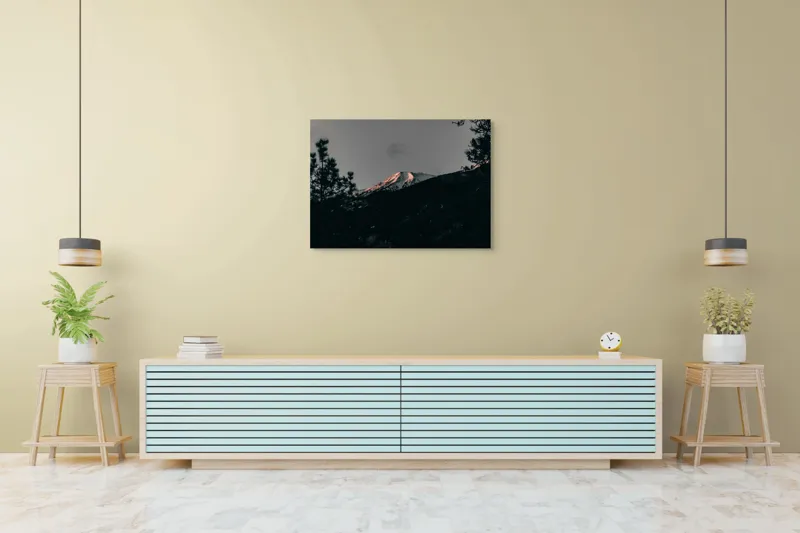 Tablou Canvas, "Lumina amurgului pe vârful muntelui", Munți, Apus, Zăpadă, Pini, Cer, Umbre, Natură, Linie Orizontului, Contrast., 100 x 70 cm – poza 4