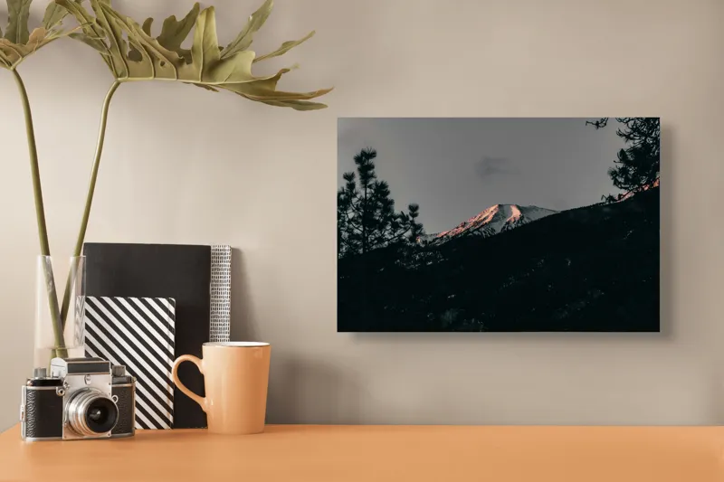 Tablou Canvas, "Lumina amurgului pe vârful muntelui", Munți, Apus, Zăpadă, Pini, Cer, Umbre, Natură, Linie Orizontului, Contrast., 39 x 26 cm – poza 3
