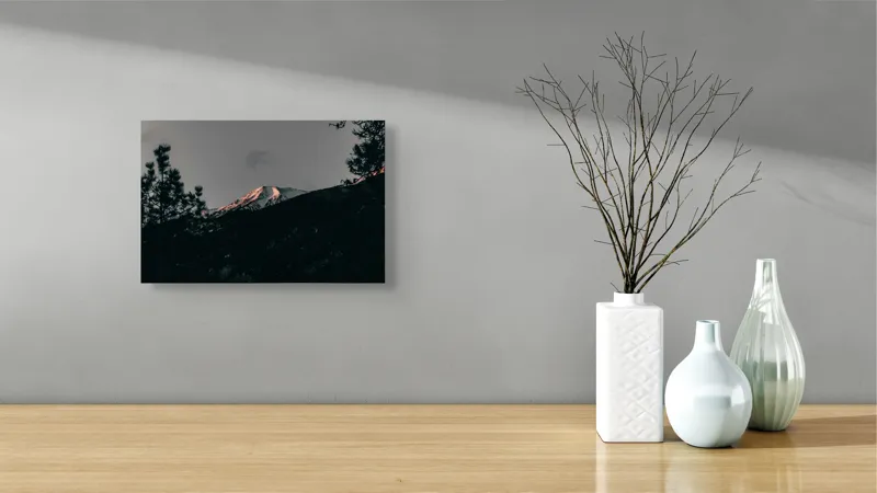 Tablou Canvas, "Lumina amurgului pe vârful muntelui", Munți, Apus, Zăpadă, Pini, Cer, Umbre, Natură, Linie Orizontului, Contrast., 39 x 26 cm – poza 8