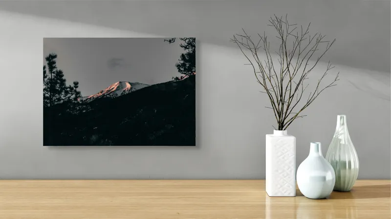 Tablou Canvas, "Lumina amurgului pe vârful muntelui", Munți, Apus, Zăpadă, Pini, Cer, Umbre, Natură, Linie Orizontului, Contrast., 54 x 39 cm – poza 3