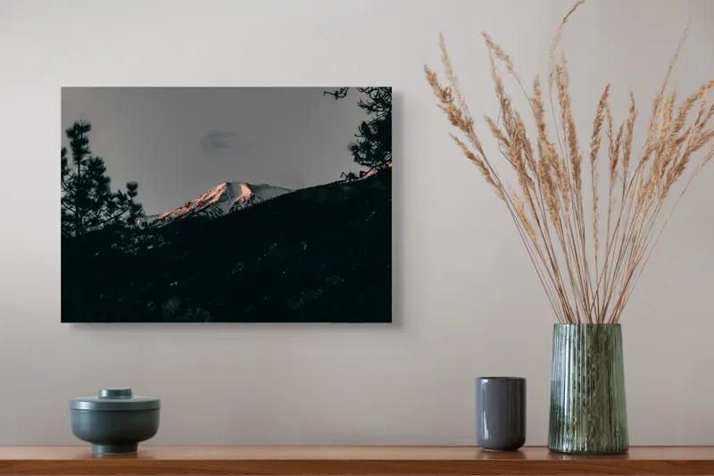 Tablou Canvas, "Lumina amurgului pe vârful muntelui", Munți, Apus, Zăpadă, Pini, Cer, Umbre, Natură, Linie Orizontului, Contrast., 54 x 39 cm – poza 4
