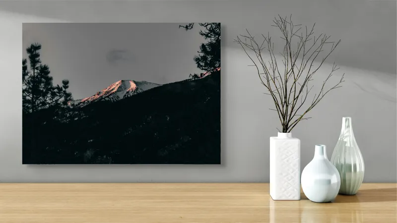 Tablou Canvas, "Lumina amurgului pe vârful muntelui", Munți, Apus, Zăpadă, Pini, Cer, Umbre, Natură, Linie Orizontului, Contrast., 70 x 50 cm – poza 3
