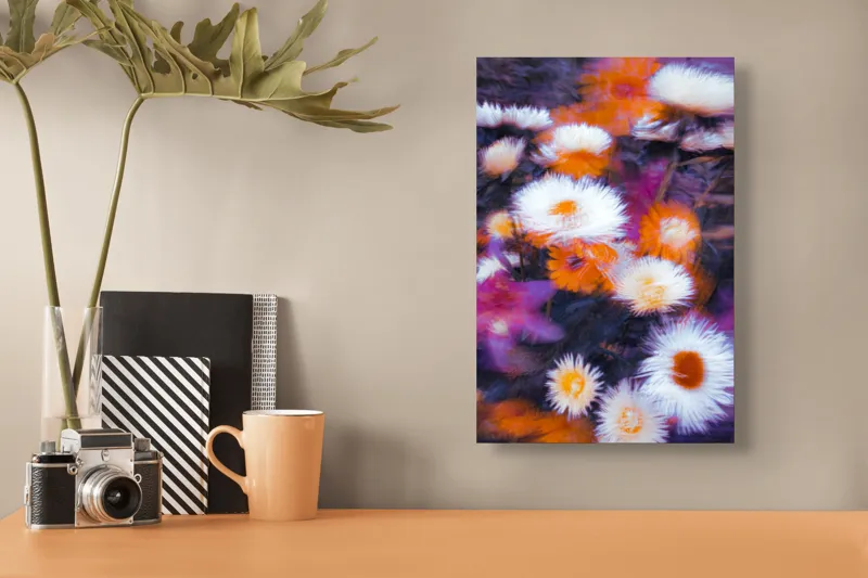 Tablou Canvas, "Flori albe și portocalii în mișcare", Flori, Vibrante, Culori, Alb, Portocaliu, Mov, Petale, Textură, Frumusețe, Natură, 26 x 39 cm – poza 3