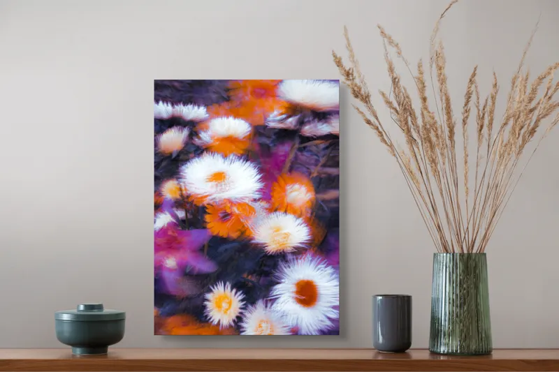 Tablou Canvas, "Flori albe și portocalii în mișcare", Flori, Vibrante, Culori, Alb, Portocaliu, Mov, Petale, Textură, Frumusețe, Natură, 39 x 54 cm – poza 3