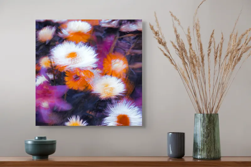 Tablou Canvas, "Flori albe și portocalii în mișcare", Flori, Vibrante, Culori, Alb, Portocaliu, Mov, Petale, Textură, Frumusețe, Natură, 50 x 50 cm – poza 4