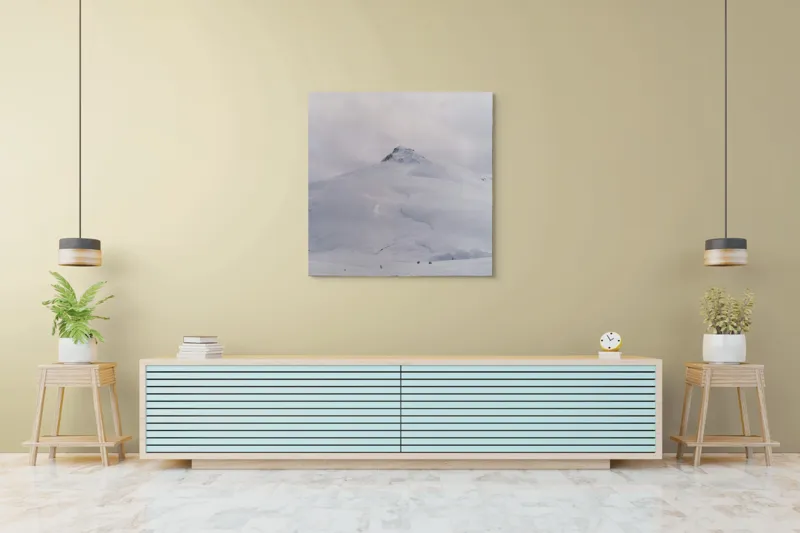 Tablou Canvas, "Vârf ascuns sub mantia iernii", Norii, Munți, Zăpadă, Vârf, Calm, Rece, 100 x 100 cm – poza 5