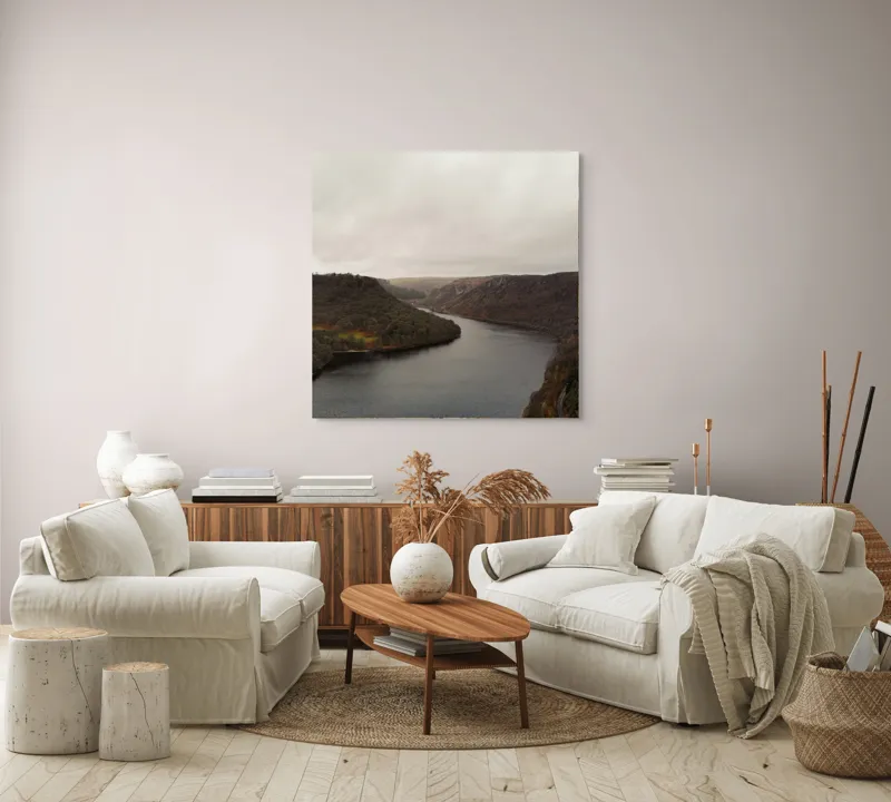 Tablou Canvas, "Valea liniștită sub cer înnourat", Norii, Colinele, Reflecții, Apă, Melancolie, Liniște, Peisaj, Seninătate, Natură, Contemplare, 100 x 100 cm – poza 3