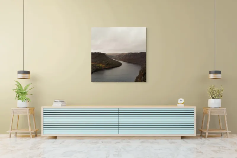 Tablou Canvas, "Valea liniștită sub cer înnourat", Norii, Colinele, Reflecții, Apă, Melancolie, Liniște, Peisaj, Seninătate, Natură, Contemplare, 100 x 100 cm – poza 5