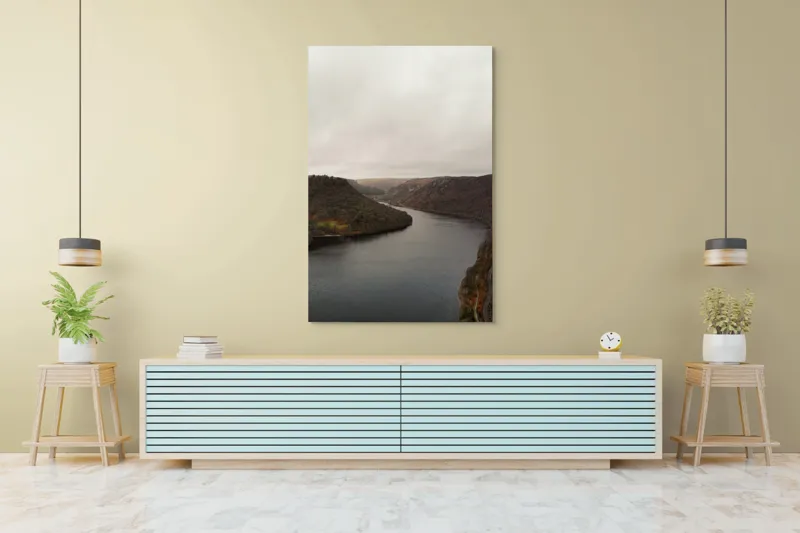 Tablou Canvas, "Valea liniștită sub cer înnourat", Norii, Colinele, Reflecții, Apă, Melancolie, Liniște, Peisaj, Seninătate, Natură, Contemplare, 100 x 150 cm – poza 4