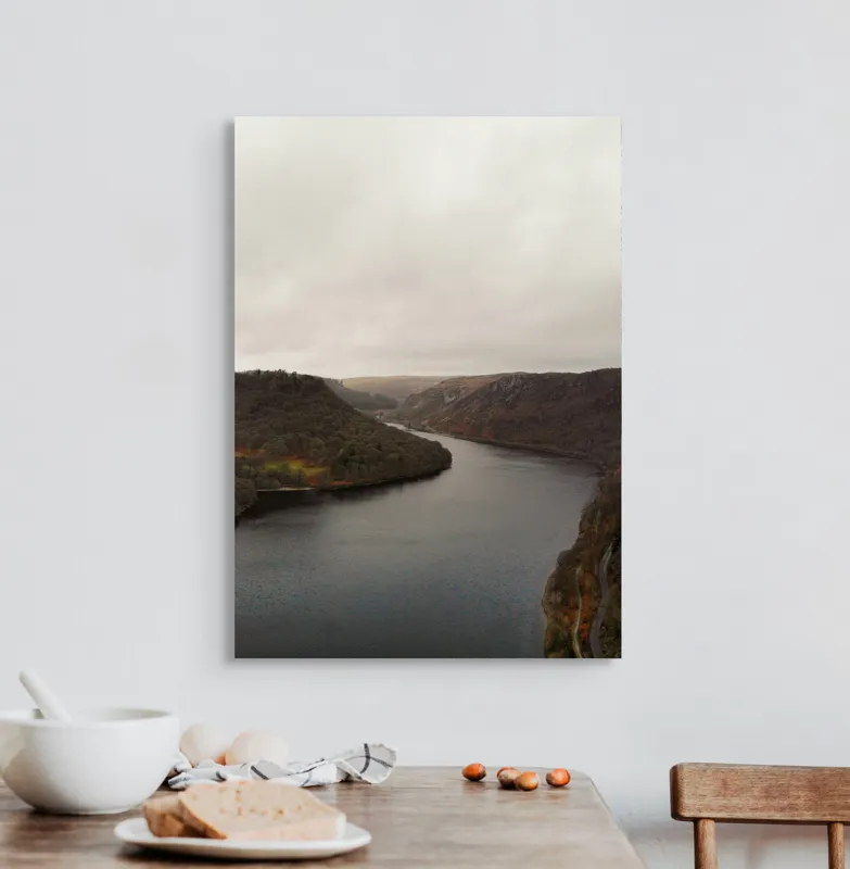 Tablou Canvas, "Valea liniștită sub cer înnourat", Norii, Colinele, Reflecții, Apă, Melancolie, Liniște, Peisaj, Seninătate, Natură, Contemplare, 50 x 70 cm – poza 3