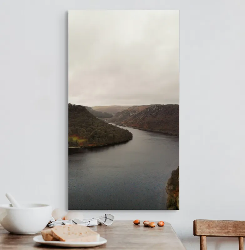 Tablou Canvas, "Valea liniștită sub cer înnourat", Norii, Colinele, Reflecții, Apă, Melancolie, Liniște, Peisaj, Seninătate, Natură, Contemplare, 50 x 90 cm – poza 3