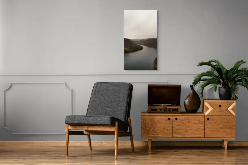 Tablou Canvas, "Valea liniștită sub cer înnourat", Norii, Colinele, Reflecții, Apă, Melancolie, Liniște, Peisaj, Seninătate, Natură, Contemplare, 50 x 90 cm – poza 8